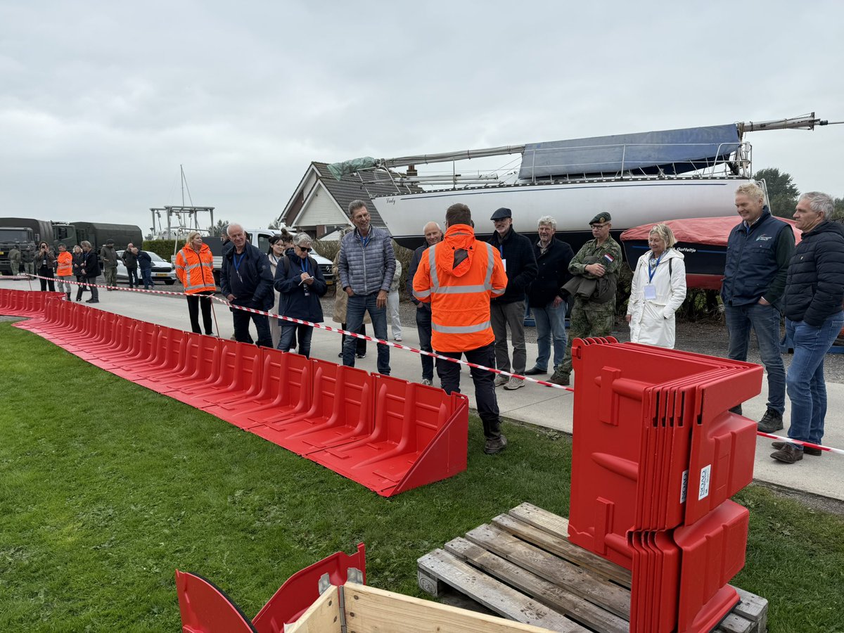 De calamiteitenoefening van <a href="/wetterskip/">Wetterskip Fryslân</a> ism regionale veiligheidsdiensten en defensie in Lemmer heeft ook veel bestuurlijke belangstelling.