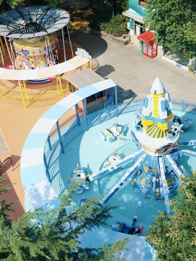 hangzhoufeel's tweet photo. The #Linping Park Amusement Park has officially reopened during the National Day holiday after a full upgrade! Covering about 8,500㎡ with 10 attractions — including a merry-go-round🎠, classic swings, and a mini train🚂 — it’s the perfect spot for family fun. #WhatsonHangzhou
🎠 Admissions: ¥10–40
🕣 Operating hours: 08:30–18:30
📍 Location: 105 Yanshan Road, Linping District