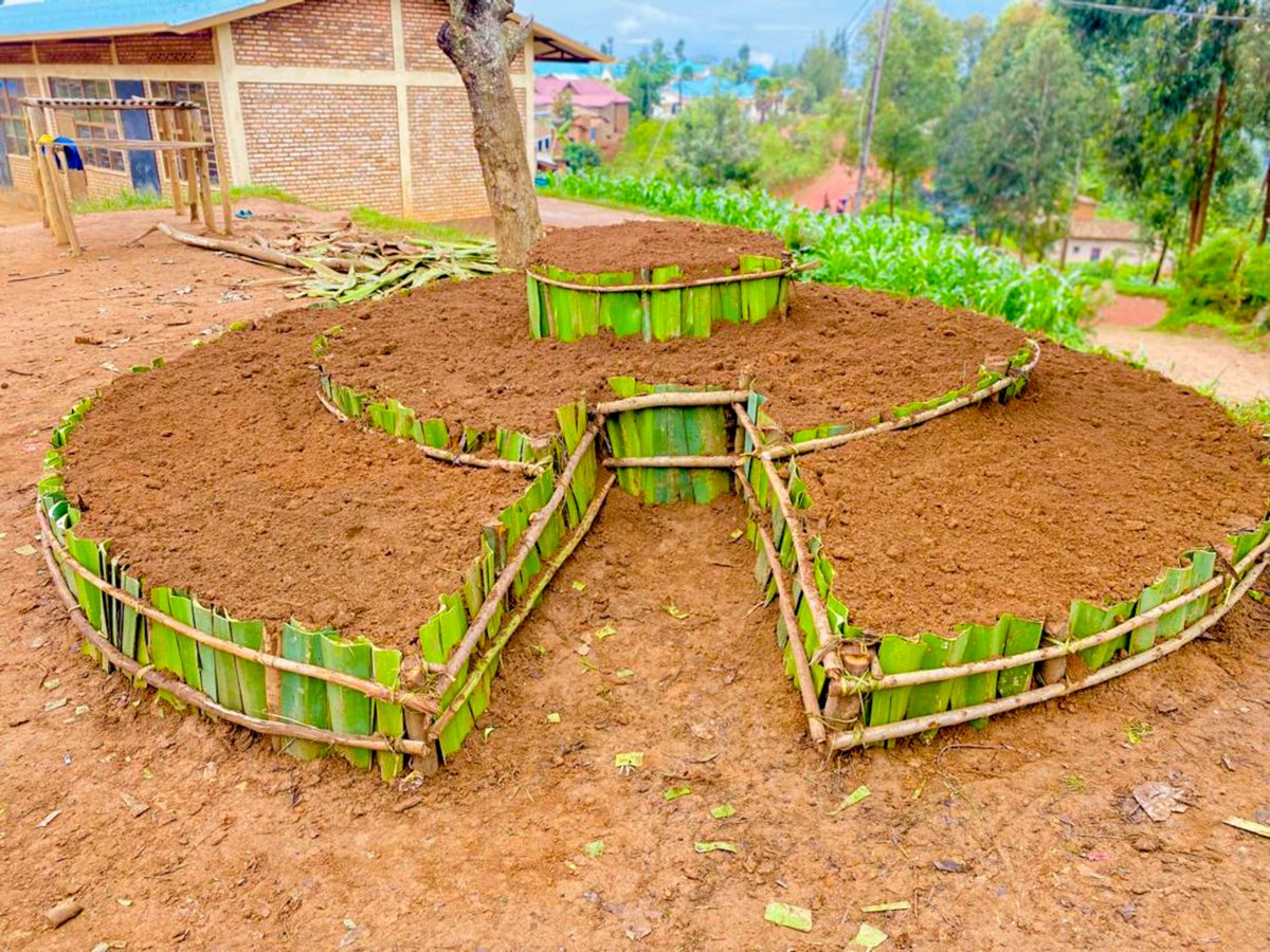 CorpsAfricaRda's tweet image. Good health starts with a balanced diet! Our Volunteers are mobilizing their communities to build kitchen gardens using local resources, bringing fresh, nutritious produce and extra income to their doorstep.

#ThisIsCorpsAfrica