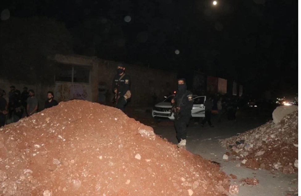 🚨 ‼️ Δευτέρα 07/10 η μεταβατική κυβέρνηση του Τζολάνι πραγματοποίησε επιθέσεις στις κουρδικές γειτονιές Sheikh Maqsood &amp; Ashrafiyeh στο Χαλέπι.
Εως τώρα έχουν πέσει μάρτυρες 2 πολίτες και έχουν τραυματιστεί δεκάδες. (...)
#antireport
#Rojava
#Συρία
#Riseup4Rojava
1)