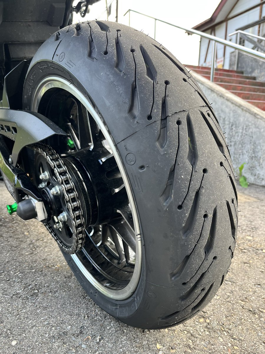 Z900RSタイヤ交換
純正タイヤは9400kmでスリップサインまで1mm

Michelin Road5
このタイヤ路面からの細かい振動が吸収されて疲れにくい。
また、コーナリングもニュートラルで思った通りに曲がれる。
交換して良かった。