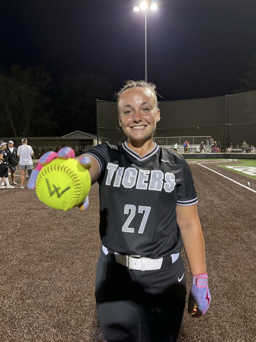 WILLARDSOFTBALL's tweet photo. Varsity w an 8-7 W vs. CJ to move to 23-4. @PaxtynPiper2027 w 2 💣 including the walk off grand slam to win it. @callieebert2027 w the W and solo 💣. Motlagh w a diving play in center. Inman w 2 hits. JV wins 10-0. Shank w a 💣. Back at it today vs. Joplin ❤️🥎 https://t.co/1gqPj1mmlf