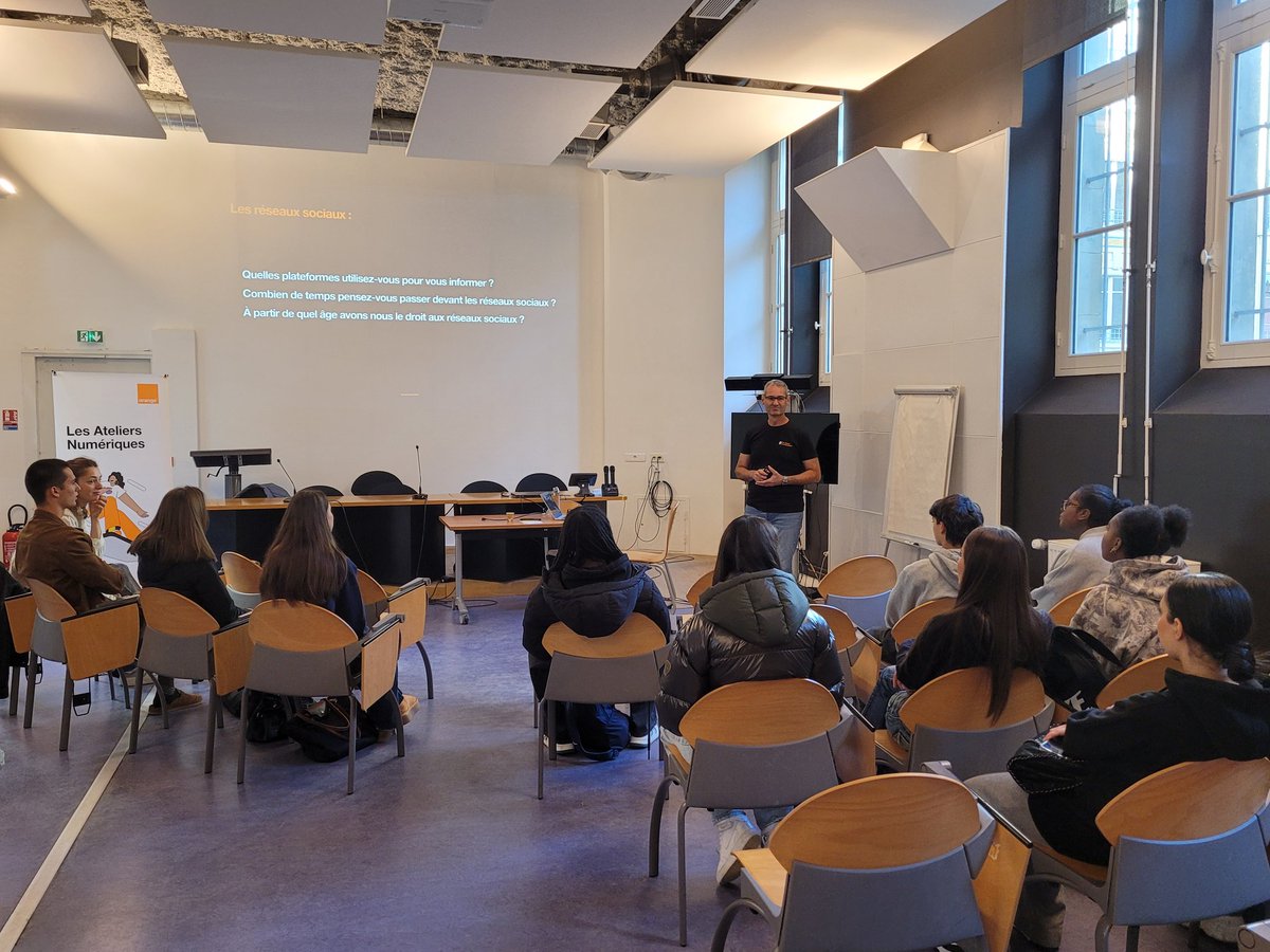 Ce matin démarre la seance de la #FDS2025 Fête de la science au <a href="/mshlyon/">MSH Lyon St-Etienne</a> musée de l'homme à Lyon Berthelot, avec les ateliers numériques animés par <a href="/OrangeAuRA/">Orange Auv-Rh-Alpes</a> <a href="/chlanneau/">LANNEAU Christophe</a> sur le thème "mieux utiliser les réseaux sociaux et en maîtriser les risques"
<a href="/BPelliercuit/">🟧 bernard pellier-cuit</a> <a href="/CecileDesmurger/">cecile</a>