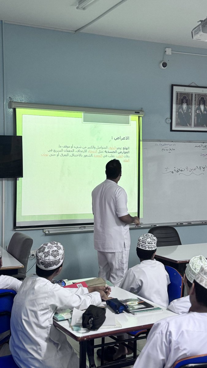 في إطار تفعيل الاسبوع العالمي للتوعية بالامراض النفسية(٣-٩) أكتوبر، قدم ممرض المدرسة طلال الغسيني محاضرة توعوية عن الصحة النفسية تطرق من خلالها للعوامل التي تؤثر على الصحة النفسية وكيفية التعامل السليم  معها كما تطرق لبعض الامراض النفسية الاكثر شيوعا
#فعاليات_تعليمية_مسقط