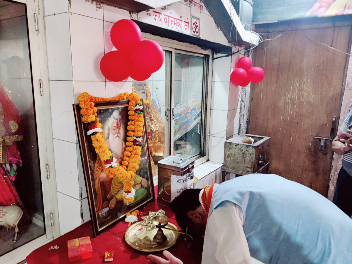 gupta_bhupender's tweet image. महर्षि वाल्मीकि जयंती के पावन अवसर पर #राजनगर_मंडल, महरौली रोड स्थित श्री बाल्मीकि मंदिर में जाकर पूजा-अर्चना की एवं आशीर्वाद प्राप्त किया।
महर्षि वाल्मीकि जी के आदर्श हमें सदैव धर्म, सत्य और कर्तव्यनिष्ठा के मार्ग पर चलने की प्रेरणा देते हैं। 🙏

#MaharshiValmikiJayanti