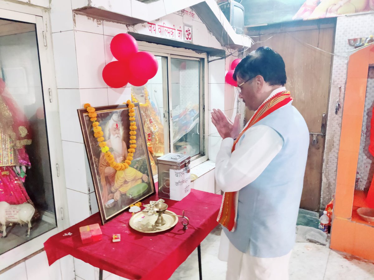 gupta_bhupender's tweet image. महर्षि वाल्मीकि जयंती के पावन अवसर पर #राजनगर_मंडल, महरौली रोड स्थित श्री बाल्मीकि मंदिर में जाकर पूजा-अर्चना की एवं आशीर्वाद प्राप्त किया।
महर्षि वाल्मीकि जी के आदर्श हमें सदैव धर्म, सत्य और कर्तव्यनिष्ठा के मार्ग पर चलने की प्रेरणा देते हैं। 🙏

#MaharshiValmikiJayanti