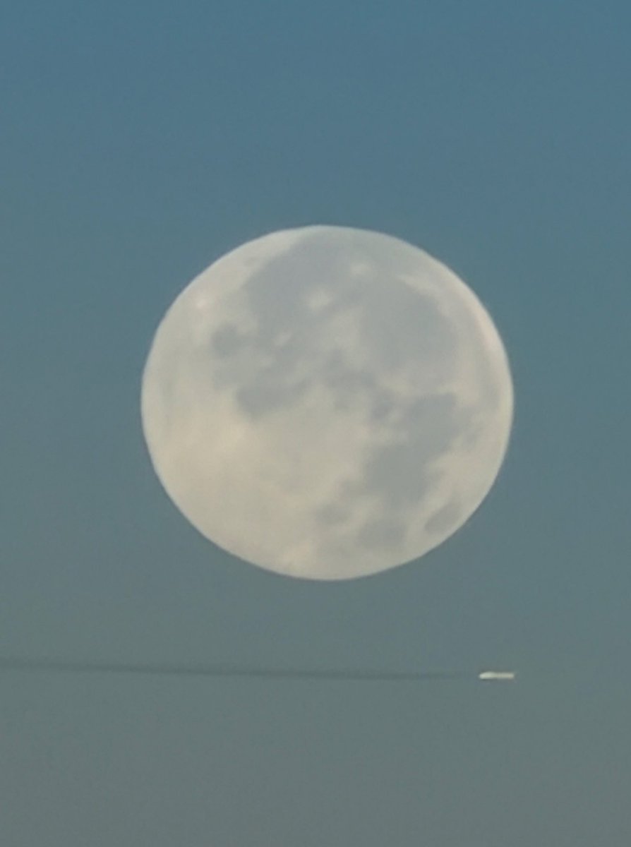 borgetsebastien's tweet image. Happy Mid-Autumn Festival 🥮🍁. 

All moon 🌕 pictures took with my iPhone, at sunrise 📸
