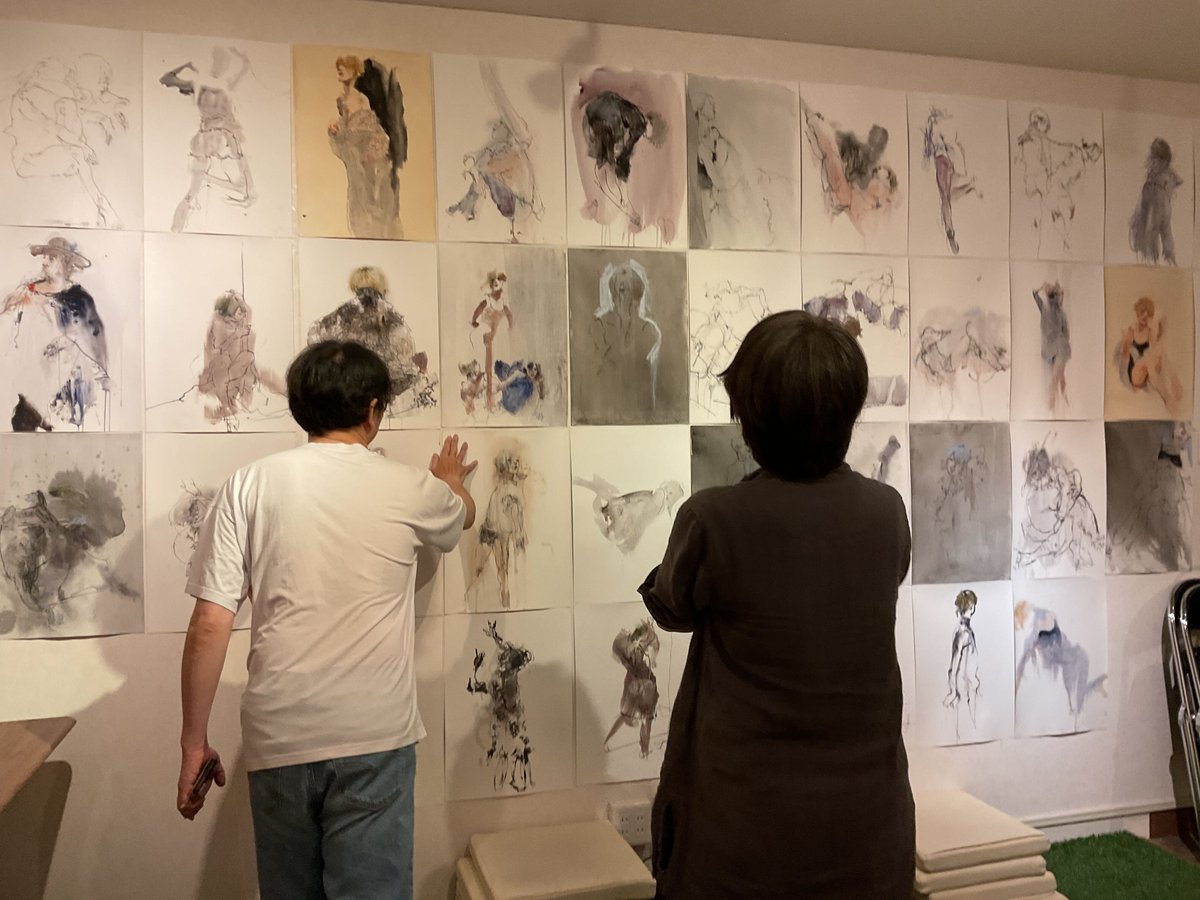 grinspace's tweet photo. アートギャラリー「見るということ、」始まりました！
写真は昨日の設営時、作家さんお二人の後ろ姿です。
背中がカッコよかったので思わず写真撮ってしまいました。歴代№1の展示数です。圧巻です。これはぜひ直接体感していただきたい。10月20日まで無休でお待ちしてます！ https://t.co/mBpvtTKgF0