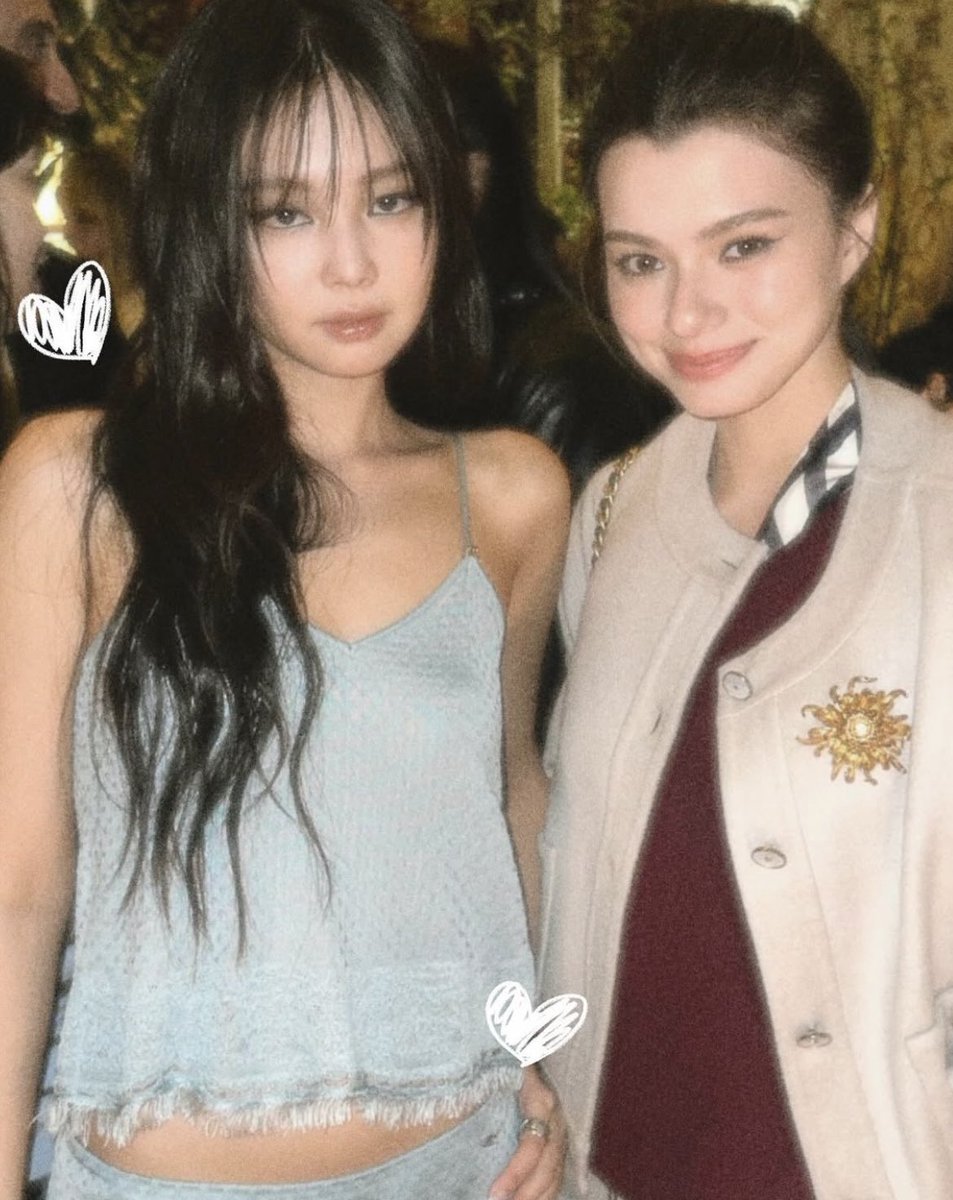 tjruby_'s tweet image. น้องเบคกี้ ตัวแทน Chanel Ambassador จากประเทศไทยได้ถ่ายรูปกับเจนนี่ ถ้าจำไม่ผิดครั้งก่อนน้องไม่กล้าขอเจนนี่ถ่ายรูปและเกรงใจพี่เค้า เอ็นดู 

JENNIE PARIS FASHION WEEK 
#JENNIExCHANELSS26  #CHANELSS26 
#PFW @jennierubyjane @CHANEL
