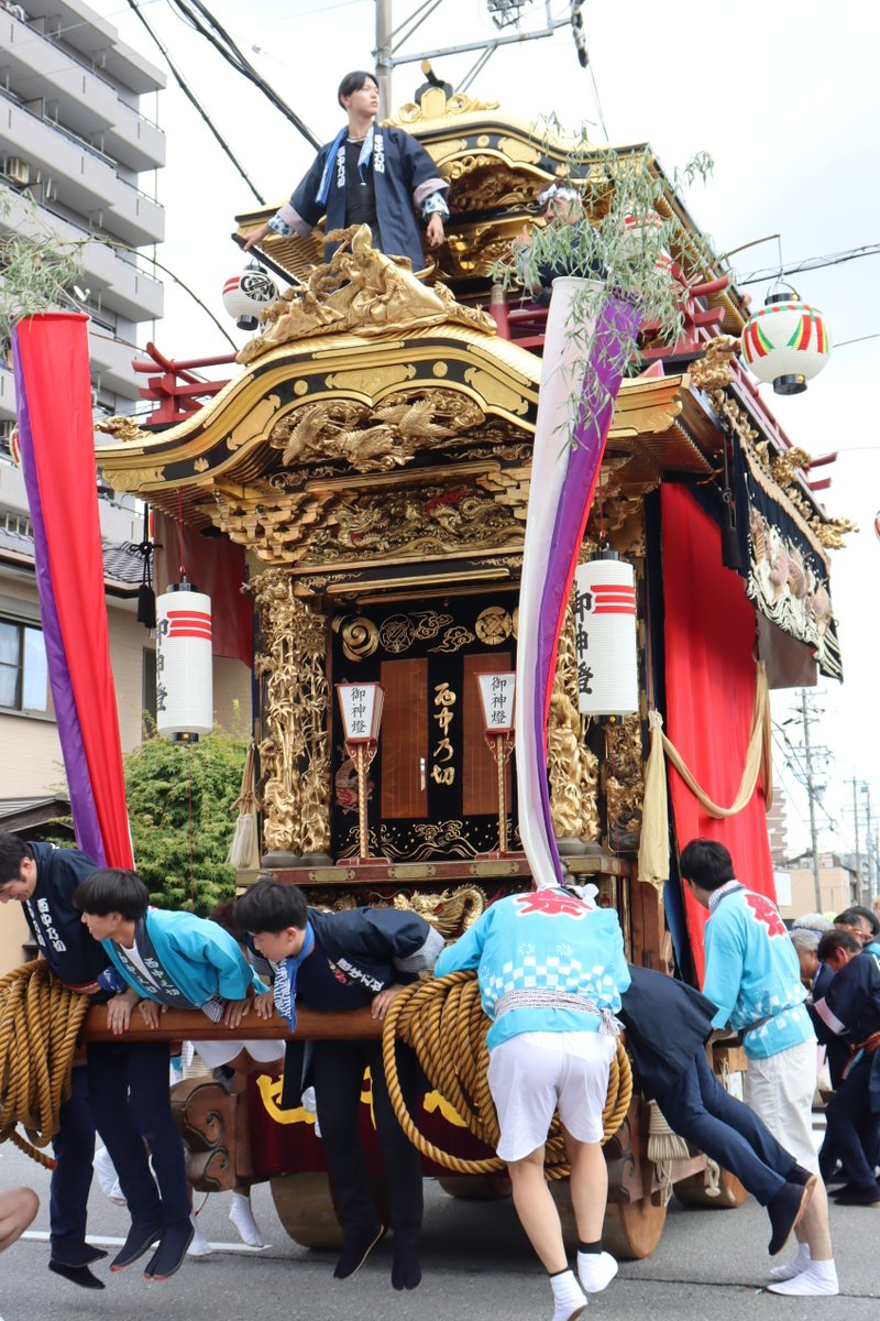 tokai_kisya's tweet image. 岡崎市矢作町でこのほど、市指定有形民俗文化財の山車の引き回しがありました。同町には江戸時代末期に造られた「西中の切」と「東中の切」の２台が保存されており、共にきらびやかな彫刻が施されています。
＃東海愛知新聞
＃岡崎市
＃山車