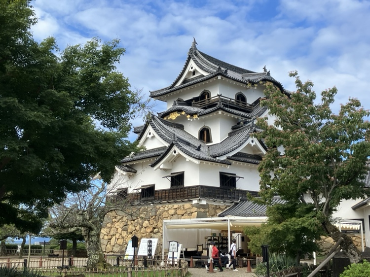 hikone_castle's tweet photo. 10月8日㊌は国スポ閉会式の日です💁‍♀️🛩️
平和堂HATOスタジアム.に隣接する彦根城🏯は通常通り8:30より開城しますが、ブルーインパルスの飛行が実施される時間を中心に周辺道路と彦根城内は相当な混雑を予想しますので、時間に十分な余裕を持ってお越しください🥰
https://t.co/sLpcorcHay https://t.co/1Gok1avlSo