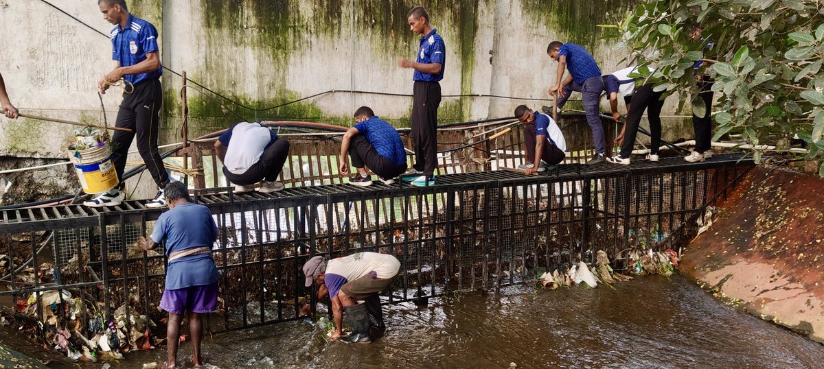 INS_Vishwakarma's tweet photo. 🌟 Clean Habits, Green Future! 🌿
As part of #SwachhataSpecialCampaign5.0, #INS_Vishwakarma executed cleanup drive at Unit storm water drain #CleanlinessTargetUnit—inspiring collective action towards cleaner, healthier, & sustainable environment. 💧
#SwachhataHiSeva
#CleanIndia https://t.co/8NOwuvgwT4