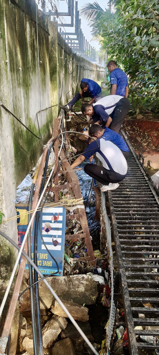 INS_Vishwakarma's tweet photo. 🌟 Clean Habits, Green Future! 🌿
As part of #SwachhataSpecialCampaign5.0, #INS_Vishwakarma executed cleanup drive at Unit storm water drain #CleanlinessTargetUnit—inspiring collective action towards cleaner, healthier, & sustainable environment. 💧
#SwachhataHiSeva
#CleanIndia https://t.co/8NOwuvgwT4