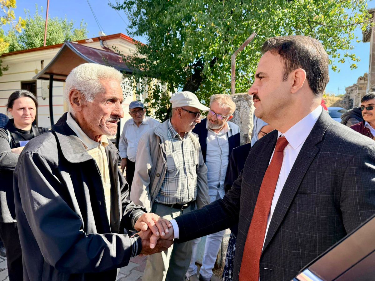 Kaymakamımız Sayın Erdoğan Turan ERMİŞ, daire amirleri ile birlikte Elmalı Mahallesini ziyaret ederek mahalle muhtarı Sayın Mevlüt Soysal ve mahalle sakinleriyle bir araya gelerek talep ve sorunları dinledi.
#KocasinandaBirAileyiz