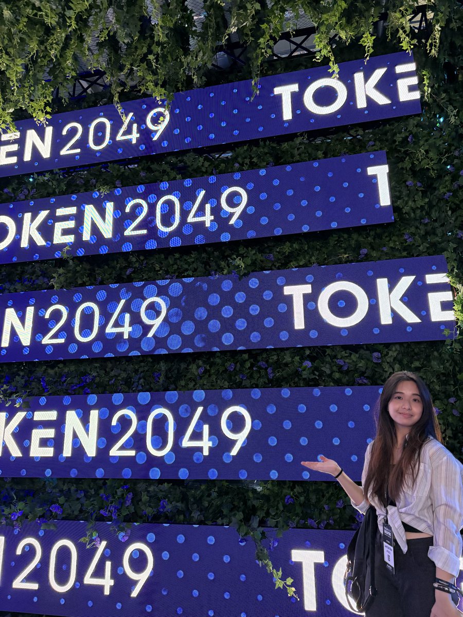 xinrou_1221's tweet photo. My first ever Token2049 experience 🇸🇬🥳 what a week! Met amazing people, shared about what we’re building, and joined side events like Solana Apex, Suifest, Arbitrum Network Connect, and many more with @apubcc 

Great talks, great vibes, and definitely great merch @token2049 🫶 https://t.co/GOW7JO91Td