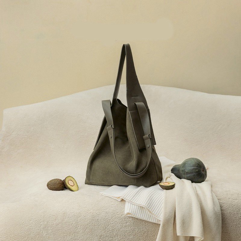 SPES_noor's tweet image. 秋コーデにピッタリのスエードイヤートートバッグ👜 カジュアルなスタイルにも合わせやすく、どんなシーンでも活躍するアイテム。シンプルなデザインは、様々なコーディネートに取り入れられ、プレゼントにも喜ばれます♡
送料無料にて販売中！
spesnoor.base.shop/items/119874369

#spes #秋のトレンド #コーデ