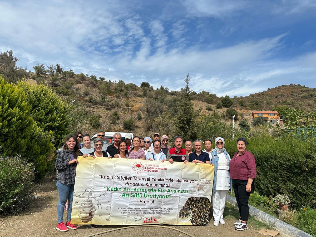 izmirtarim's tweet photo. 2025 yılı Kadın Çiftçiler Tarımsal Yeniliklerle Buluşuyor programı kapsamında ilimizde yürütülen “Kadın Arıcılarımızla Efe Arısından Arı Sütü Üretiyoruz” projesinin Teknik Gezisi Karaburun ilçesinde Arıcılık yapan Hüseyin Ceylan’ın işletmesinde gerçekleştirildi.
Arı, arı sütü ve ürünleri konusunda karşılıklı bilgi alış verişi yapıldı.