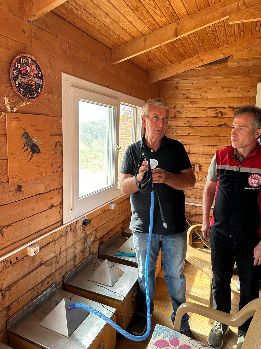 izmirtarim's tweet photo. 2025 yılı Kadın Çiftçiler Tarımsal Yeniliklerle Buluşuyor programı kapsamında ilimizde yürütülen “Kadın Arıcılarımızla Efe Arısından Arı Sütü Üretiyoruz” projesinin Teknik Gezisi Karaburun ilçesinde Arıcılık yapan Hüseyin Ceylan’ın işletmesinde gerçekleştirildi.
Arı, arı sütü ve ürünleri konusunda karşılıklı bilgi alış verişi yapıldı.