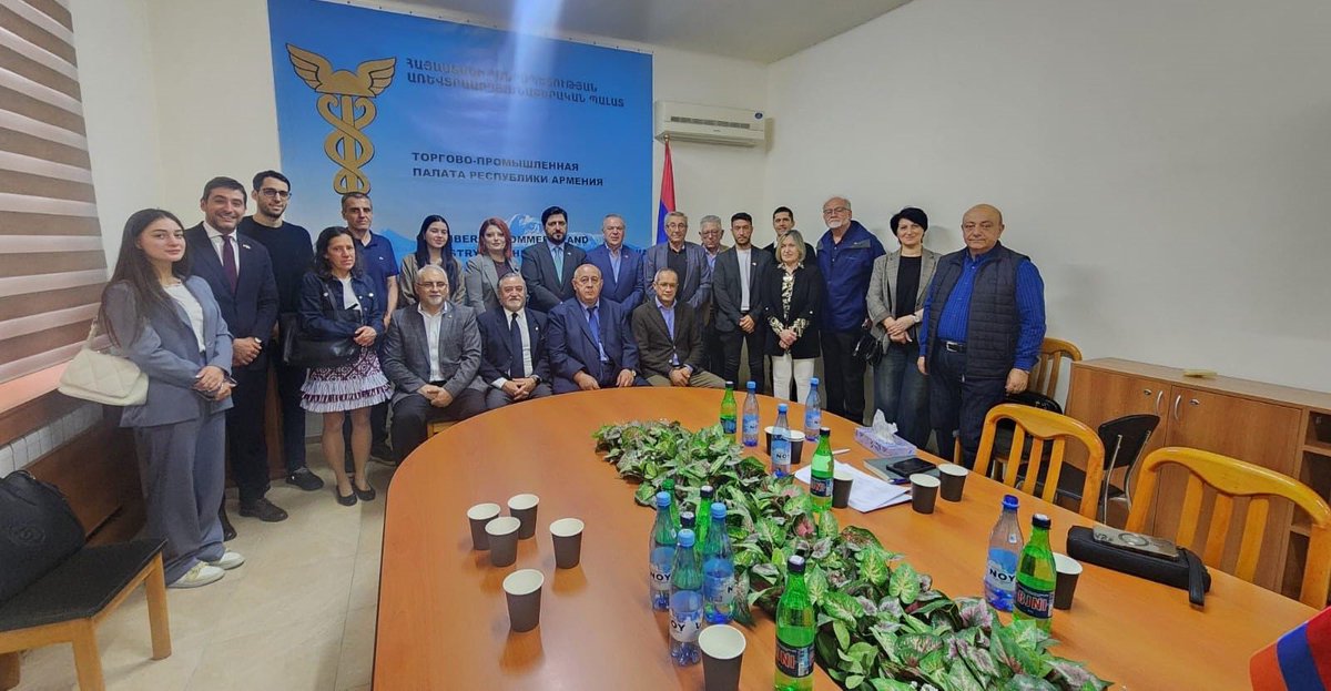 El 2/10, el Embajador Rafael González Alemán visitó la Cámara de Comercio e Industria de Armenia, junto al Embajador <a href="/H_Virabyan/">Hovhannes Virabyan 🇦🇲 Հովհաննես Վիրաբյան</a> y la delegación de empresarios argentinos. Se avanzó en fortalecer la cooperación económica y explorar proyectos conjuntos en sectores estratégicos.