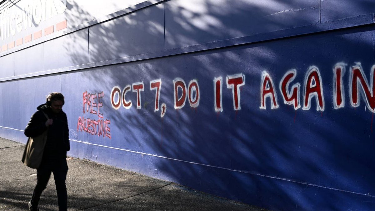 Cywilizowany świat obchodzi żałobę II rocznicy masakry
Świat barbarzyństwa przeciwnie. To świat, który czci zło, usprawiedliwia szatana w ludzkiej skórze i nazywa ich bojownikami o wolność
„Chwała Hamasowi” 
„7 października  zróbcie to znów” takie napisy pojawiły się w Australii