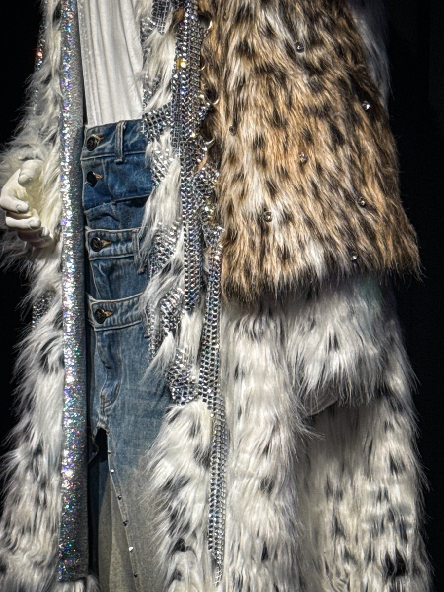 mean_wnr's tweet image. รู้สึกได้เลยว่านนท์กับทีมงานตั้งใจทำคอนนี้ทุก process จริงๆ ในคอนไม่เห็นดีเทลชัดขนาดนี้ แต่พอได้มาดูใกล้ๆ แล้วดีเทลเยอะมาก เล็กๆน้อยๆ พี่แกเก็บรายละเอียดหมด เดินวนอยู่หลายรอบเพราะอินกับบรรยากาศ เหมือนได้กลับไปอยู่ในคอนเสิร์ตอีกที 🥹 (1)
#NONTEP03_สุรุ่ยสุร่ายTHEEXHIBITION…