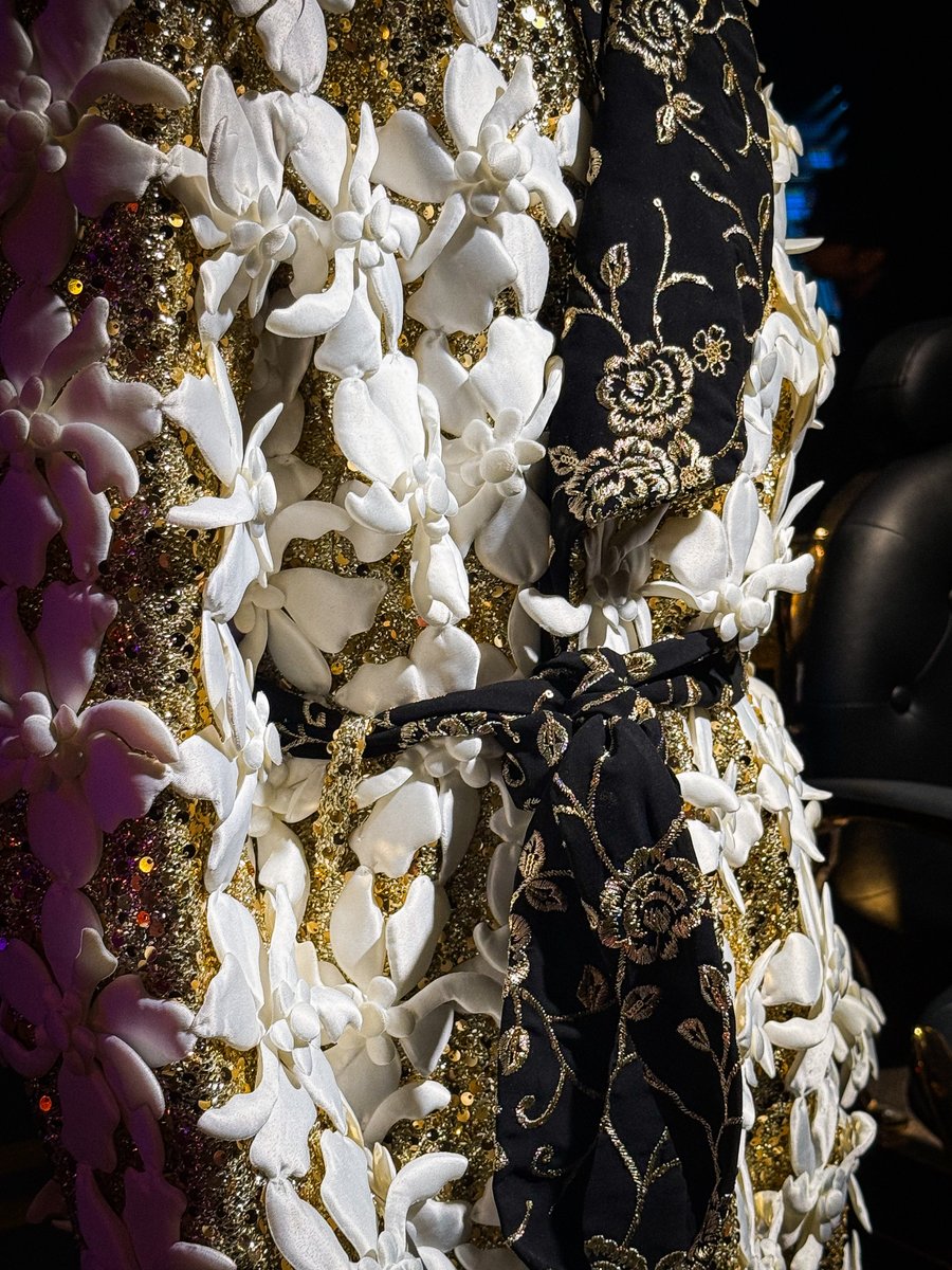 mean_wnr's tweet image. รู้สึกได้เลยว่านนท์กับทีมงานตั้งใจทำคอนนี้ทุก process จริงๆ ในคอนไม่เห็นดีเทลชัดขนาดนี้ แต่พอได้มาดูใกล้ๆ แล้วดีเทลเยอะมาก เล็กๆน้อยๆ พี่แกเก็บรายละเอียดหมด เดินวนอยู่หลายรอบเพราะอินกับบรรยากาศ เหมือนได้กลับไปอยู่ในคอนเสิร์ตอีกที 🥹 (1)
#NONTEP03_สุรุ่ยสุร่ายTHEEXHIBITION…