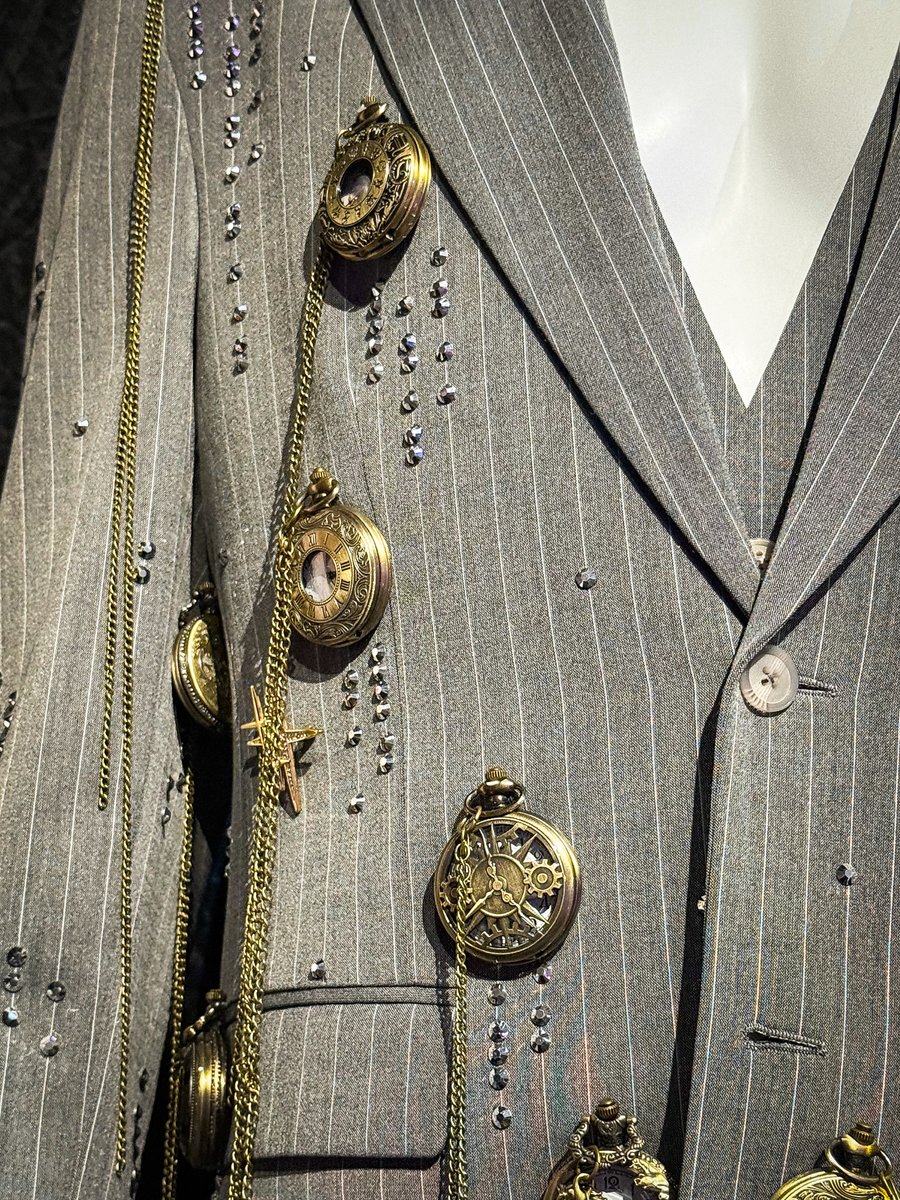 mean_wnr's tweet image. รู้สึกได้เลยว่านนท์กับทีมงานตั้งใจทำคอนนี้ทุก process จริงๆ ในคอนไม่เห็นดีเทลชัดขนาดนี้ แต่พอได้มาดูใกล้ๆ แล้วดีเทลเยอะมาก เล็กๆน้อยๆ พี่แกเก็บรายละเอียดหมด เดินวนอยู่หลายรอบเพราะอินกับบรรยากาศ เหมือนได้กลับไปอยู่ในคอนเสิร์ตอีกที 🥹 (1)
#NONTEP03_สุรุ่ยสุร่ายTHEEXHIBITION…