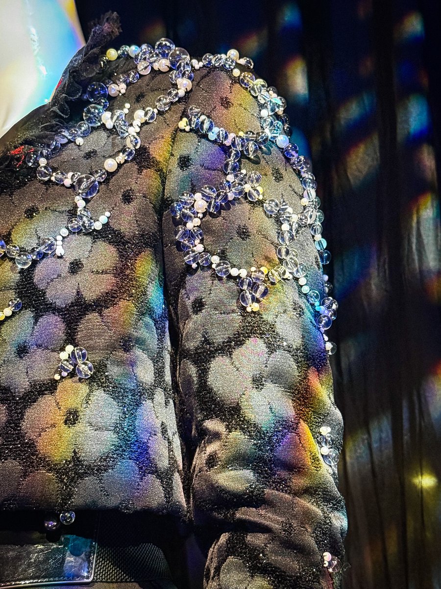 mean_wnr's tweet image. รู้สึกได้เลยว่านนท์กับทีมงานตั้งใจทำคอนนี้ทุก process จริงๆ ในคอนไม่เห็นดีเทลชัดขนาดนี้ แต่พอได้มาดูใกล้ๆ แล้วดีเทลเยอะมาก เล็กๆน้อยๆ พี่แกเก็บรายละเอียดหมด เดินวนอยู่หลายรอบเพราะอินกับบรรยากาศ เหมือนได้กลับไปอยู่ในคอนเสิร์ตอีกที 🥹 (1)
#NONTEP03_สุรุ่ยสุร่ายTHEEXHIBITION…