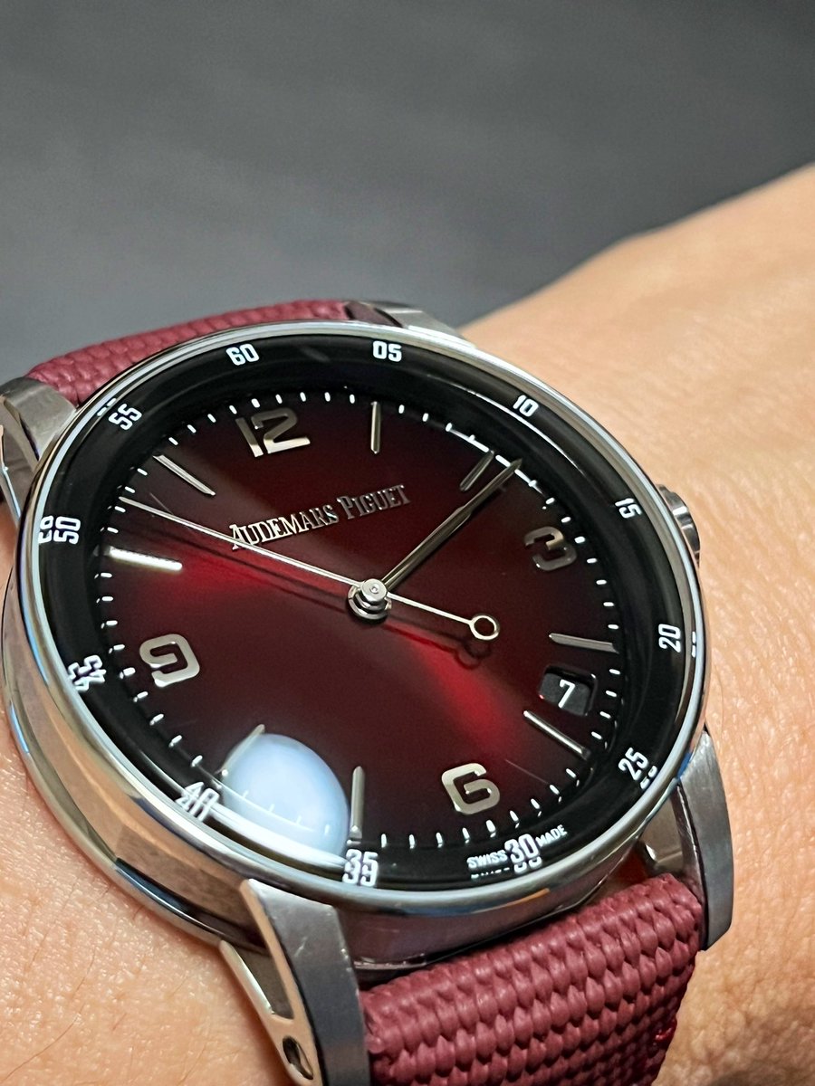 KaCjeXPCJ3RonHr's tweet image. そろそろラバーから革ベルトに換えても良い時期かな。
たぶんこのcodeは革ベルトで秋に最も映えると思う🍁

しかしため息が出るほど美しい時計だ😮‍💨

#code1159