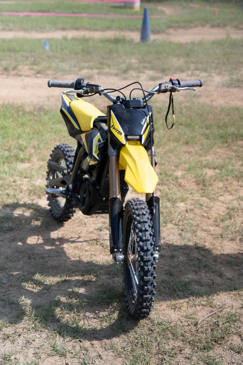 SUR_RON_JP's tweet image. 🐝 Hyper Bee 2025 🐝
軽くて扱いやすいのに、フレームはタフ！
初めてのライドでも安定して走れるから、遊びの幅がぐーんと広がる✨

#HyperBee #ユースバイク #キッズライダー #電動バイク #Surron