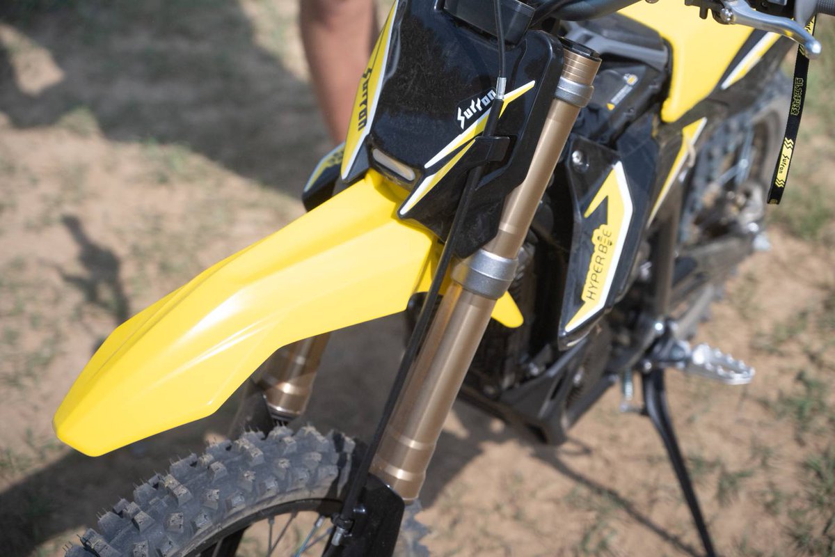 SUR_RON_JP's tweet image. 🐝 Hyper Bee 2025 🐝
軽くて扱いやすいのに、フレームはタフ！
初めてのライドでも安定して走れるから、遊びの幅がぐーんと広がる✨

#HyperBee #ユースバイク #キッズライダー #電動バイク #Surron