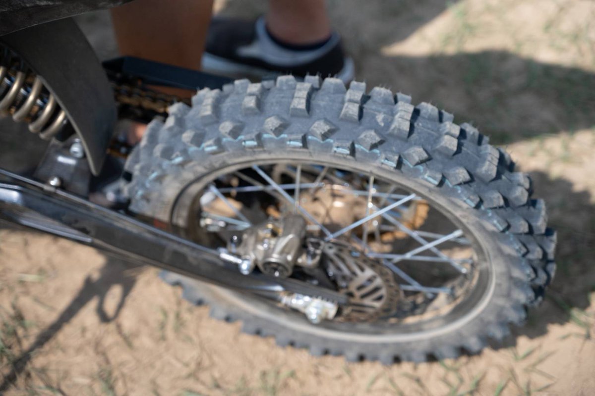 SUR_RON_JP's tweet image. 🐝 Hyper Bee 2025 🐝
軽くて扱いやすいのに、フレームはタフ！
初めてのライドでも安定して走れるから、遊びの幅がぐーんと広がる✨

#HyperBee #ユースバイク #キッズライダー #電動バイク #Surron