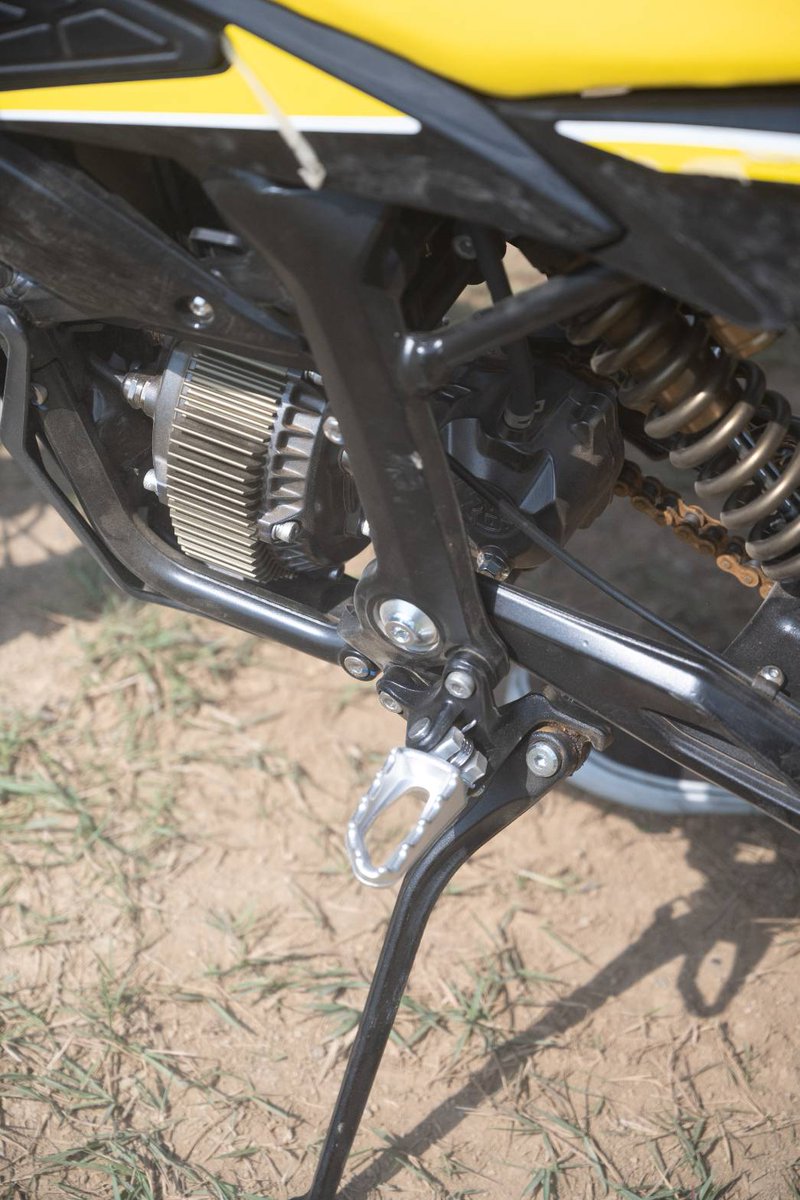 SUR_RON_JP's tweet image. 🐝 Hyper Bee 2025 🐝
軽くて扱いやすいのに、フレームはタフ！
初めてのライドでも安定して走れるから、遊びの幅がぐーんと広がる✨

#HyperBee #ユースバイク #キッズライダー #電動バイク #Surron