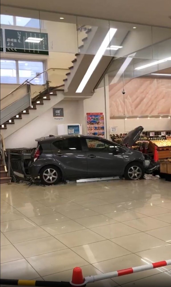 Gt8VUlzRG7buafO's tweet photo. 【目撃証言】『スーパーの上から車が落ちてきた』北海道釧路市川上町 スーパー「ビッグハウス旭町店」の屋上駐車場から店内に乗用車転落事故 運転手８０代男性負傷10月7日 #釧路 : ニュース速報あれこれ総合 https://t.co/jYWlmtLHmD #NHK #交通事故 #交通情報 アクセルブレーキ踏み間違い https://t.co/GWpT5sQilE