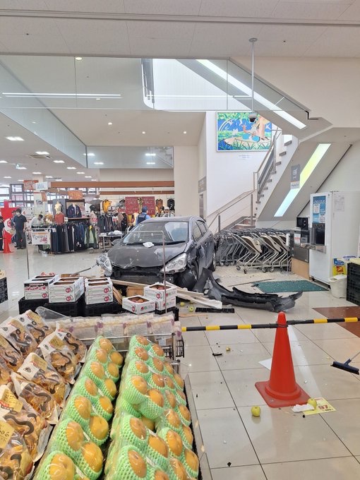 Gt8VUlzRG7buafO's tweet photo. 【目撃証言】『スーパーの上から車が落ちてきた』北海道釧路市川上町 スーパー「ビッグハウス旭町店」の屋上駐車場から店内に乗用車転落事故 運転手８０代男性負傷10月7日 #釧路 : ニュース速報あれこれ総合 https://t.co/jYWlmtLHmD #NHK #交通事故 #交通情報 アクセルブレーキ踏み間違い https://t.co/GWpT5sQilE