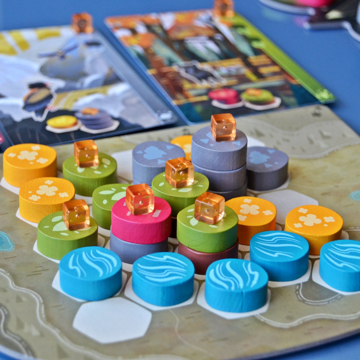 #Harmonies es mi juego de tipo puzzle favorito. En la eterna guerra contra Cascadia, para mí sale vencedor. Un mix de Cascadia, Azul y Reef que funciona a las mil maravillas y no se siente repetitivo. De estos juegos que se van a quedar como recomendación para los siglos.