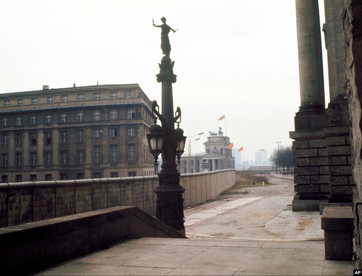 #Coldwar "Monument Walled In", #Berlin 1973, East #Germany Brandenburg Gate seen from the West, from close to the #german parliament #Bundestag #GDR #brandenburggate #brandenburgertor #DDR #Berlinwall #mauer #communism #Socialism #comunismo #socialismo #History