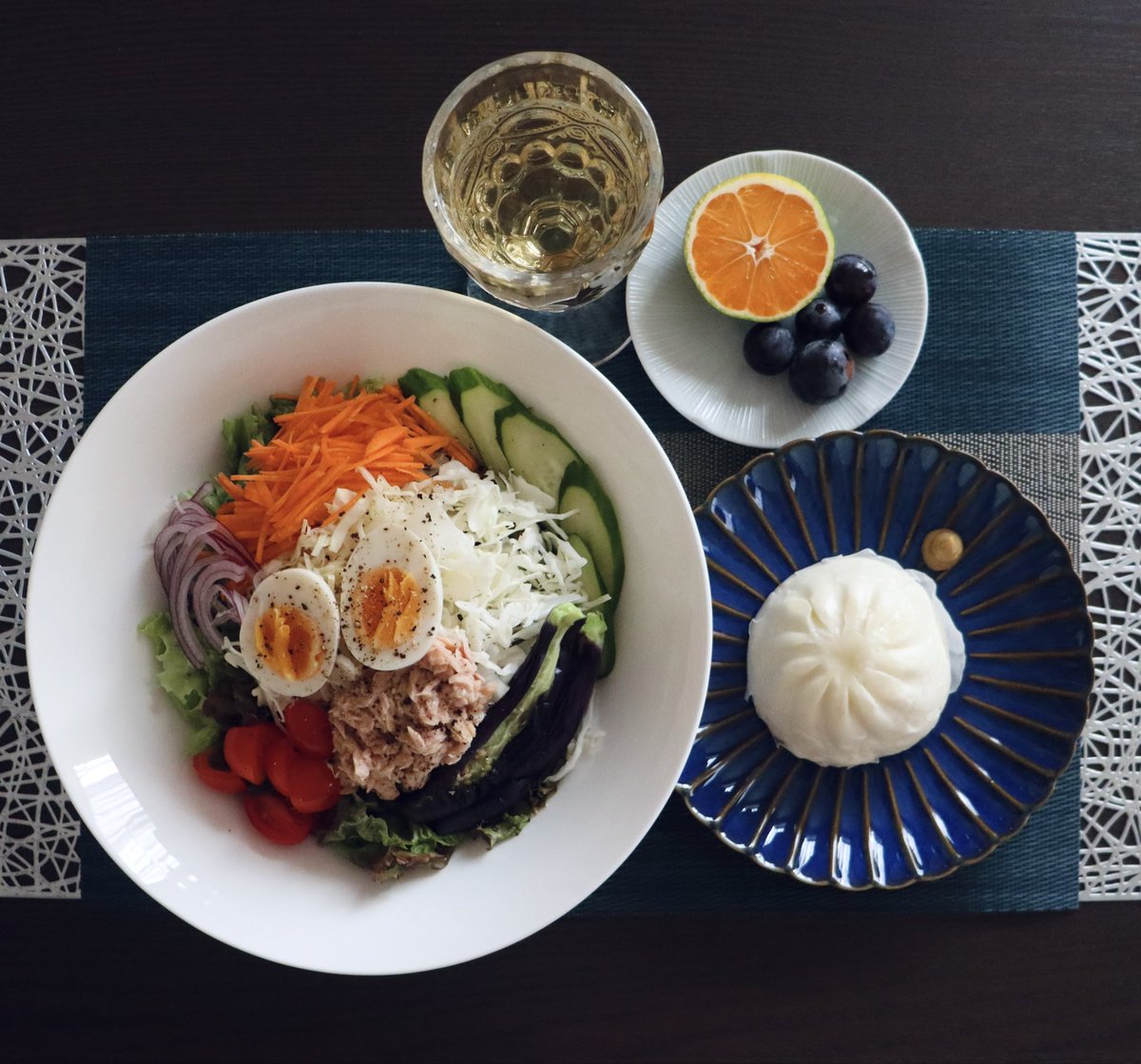 #晩ごはん
・ツナサラダ
・重慶の肉まん
・みかん 巨峰
・よもぎ茶

めっちゃ遅い昼食とも言える
#おうちごはん
#食事記録