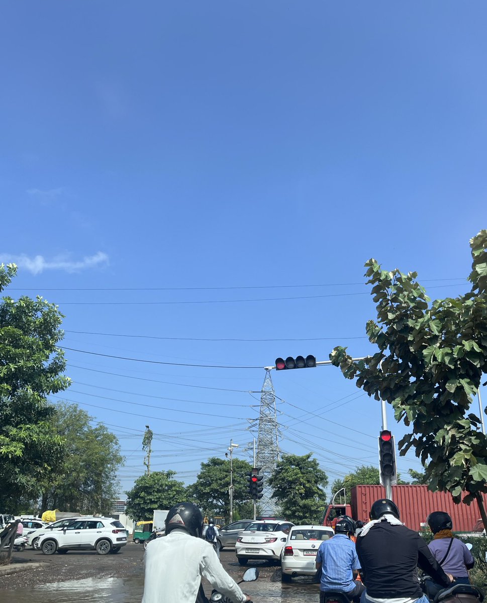 Ankit7441's tweet photo. Hi @TrafficGGM - Please install cameras to impose challan on SPR road diversions , many people are violating red lights and leads to accidents. @OfficialGMDA - Also there is no traffic lights on SPR diversion towards Tulip crimson society. https://t.co/tLhgST45qK