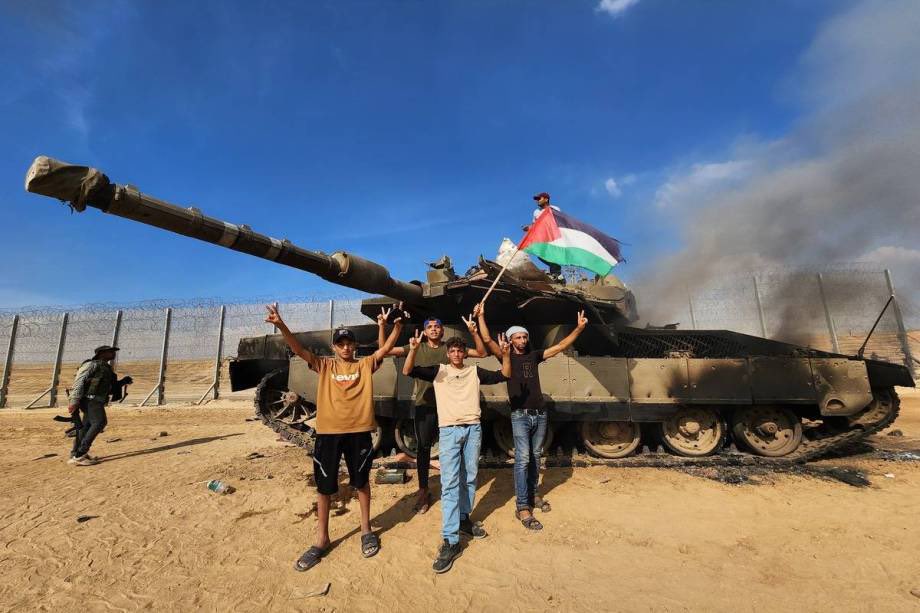 zzarishk_'s tweet photo. Two years of La ilaha illallah echoing through the smoke.
Two years of courage standing firm where the world fell silent. https://t.co/I14ZD4leOt