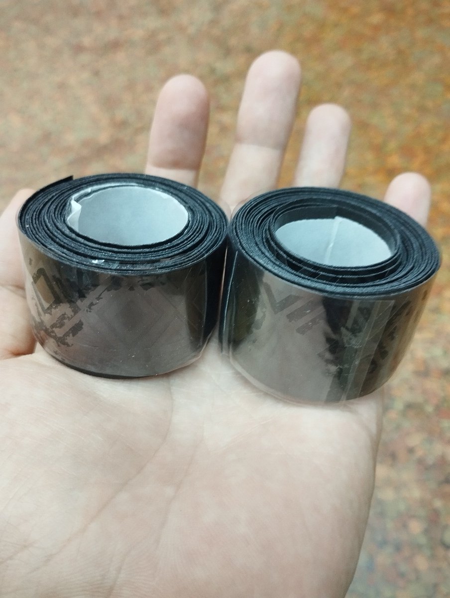 muxia0327's tweet image. 超軽量バーテープ（使用部分1本約10g）につきまして、量産に踏み切ります💪

ただ箱の設計、試作、量産が必要になり、このままではあと2-3ヶ月くらいかかるため、
箱なしで、第一ロットのみ100円引きにて販売しようと思います✨

1ヶ月ほどお待ち下さい！

2,480円（税込）
↓
2,380円（税込）
※予定