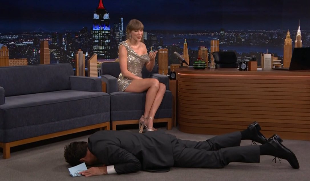 tswizzleturkey's tweet image. Taylor Swift, Jimmy Fallon&apos;da yeni bir albüm çıkarmadan önce son albümünü dinleme geleneğinin olduğunu söyledi. The Life of a Showgirl çıkmadan önce de The Tortured Poets Department albümünü ona veda etmek için dinlediğini söyledi!