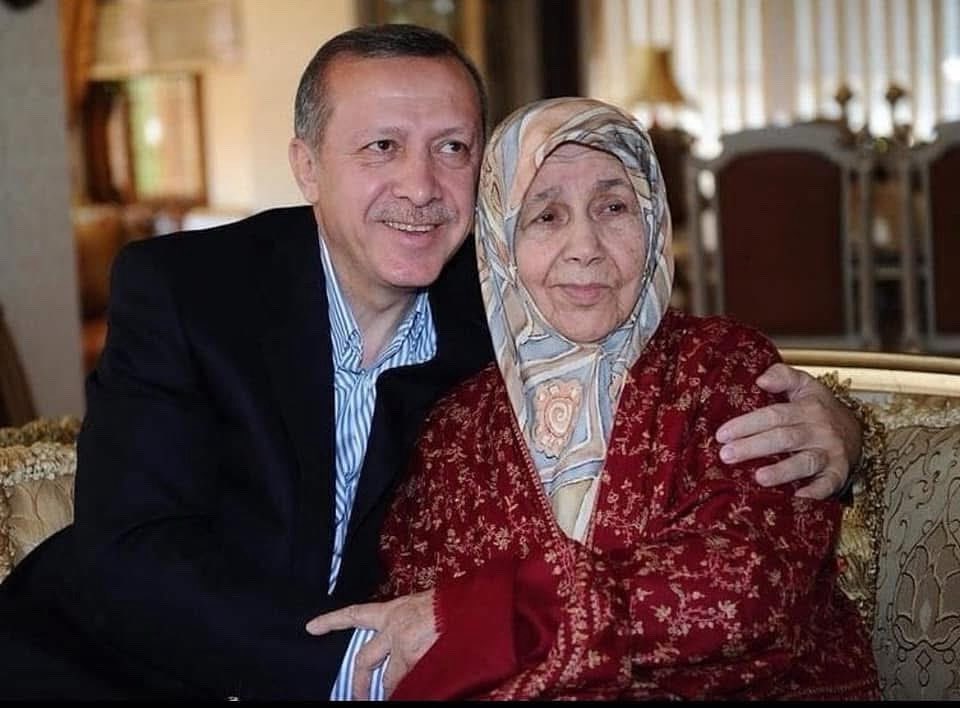Ömrünü inanç, sabır ve mütevazılık üzerine kurmuş; yetiştirdiği evlatlarla milletimizin gönlünde müstesna bir yer edinmiş #TenzileErdoğan Annemizi vefatının yıl dönümünde rahmet, minnet ve dualarla anıyoruz.
Onun vakarı, fedakârlığı ve hayırla yad edilen izleri, bizlere her daim