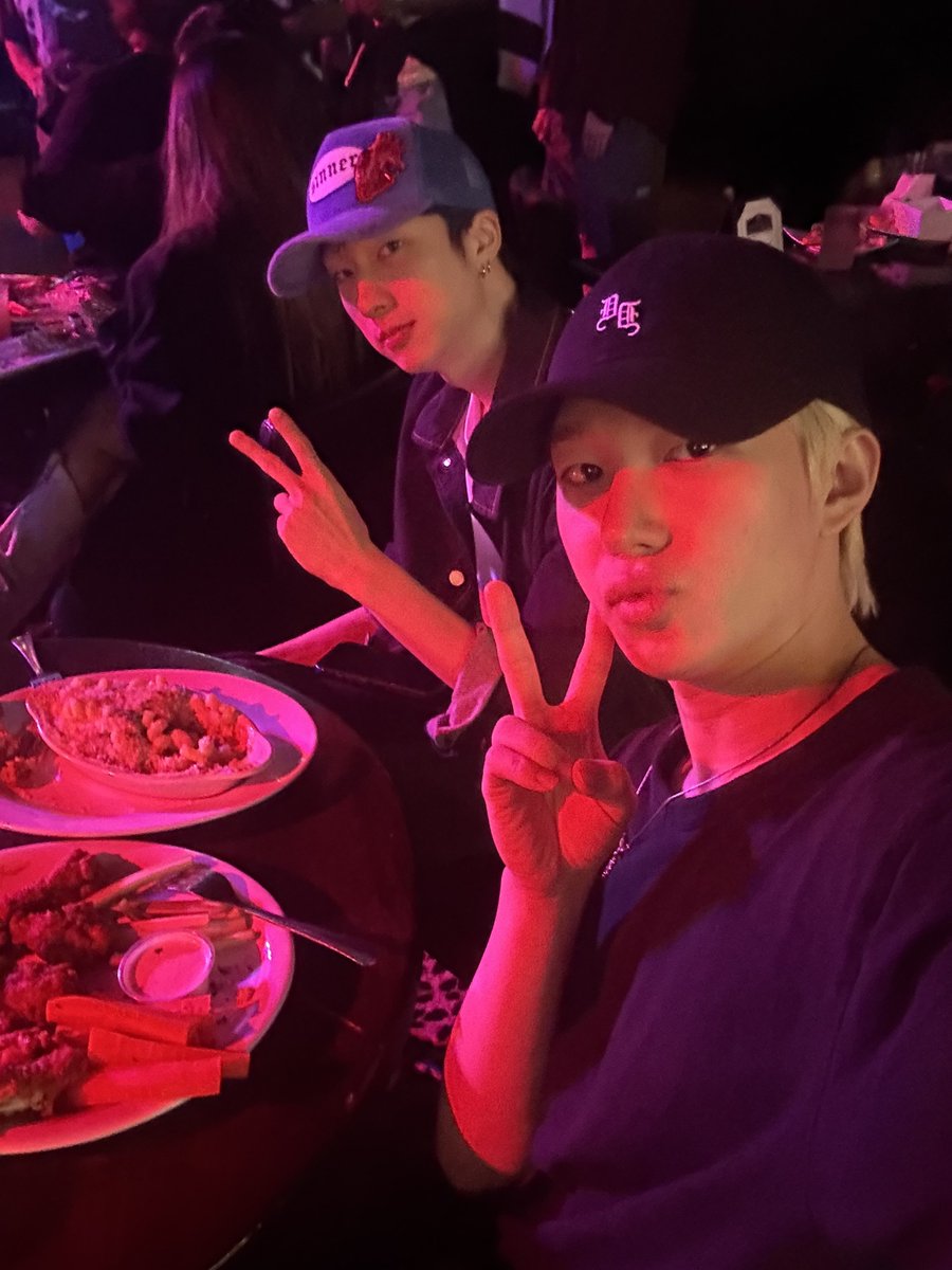 kemononoyume's tweet photo. 근데 저날 분명
디웅이 저렇게 입고 출국햇엇는데
라이브바 간다고 후다닥 옷 갈아입엇나봄 ㅅㅂ https://t.co/poz3EV1GkH