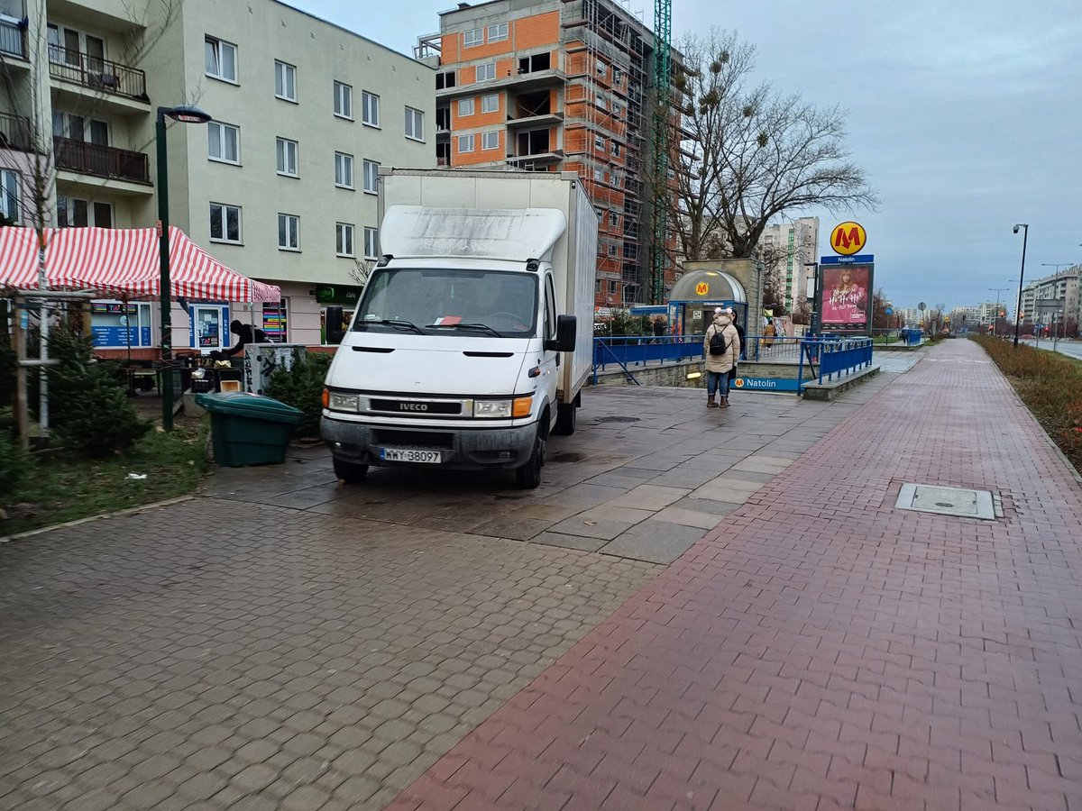 MiastoUrsynow's tweet photo. ‚Kolejny odcinek z warszawskimi drogami dla rowerów. Tutaj (#Natolin, róg #Belgradzka i #KEN) zgłaszaliśmy do @ZDM_Warszawa wniosek o słupki, ale nie spotkało się to ze zrozumieniem 🥺🚐 via @UrsynowskiePrze https://t.co/84mPB6zlF4 https://t.co/snQTt9HGAk