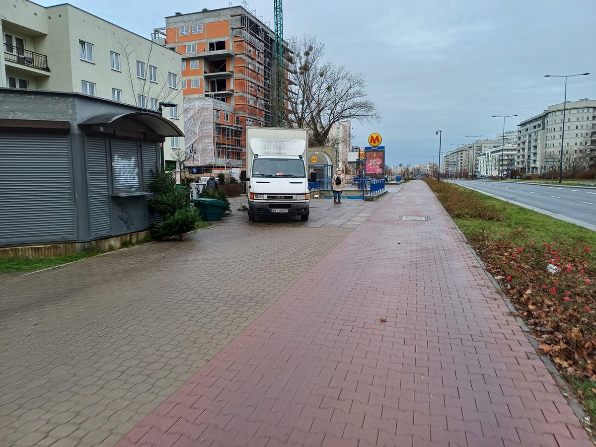 MiastoUrsynow's tweet photo. ‚Kolejny odcinek z warszawskimi drogami dla rowerów. Tutaj (#Natolin, róg #Belgradzka i #KEN) zgłaszaliśmy do @ZDM_Warszawa wniosek o słupki, ale nie spotkało się to ze zrozumieniem 🥺🚐 via @UrsynowskiePrze https://t.co/84mPB6zlF4 https://t.co/snQTt9HGAk