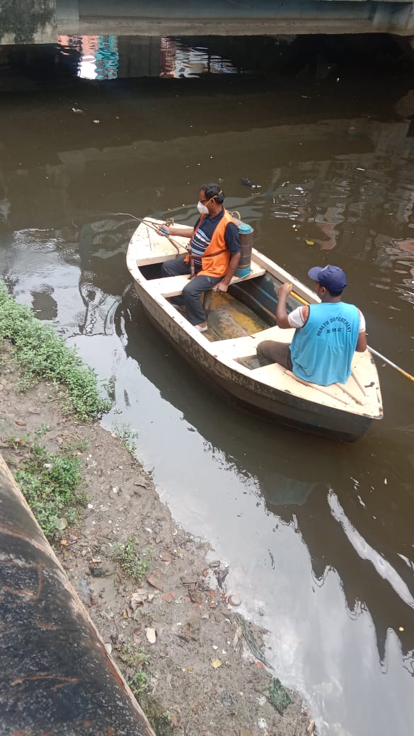 kmc_kolkata's tweet image. A few pictures of Larvicidal Spray being done in various canals across the city for mosquito control.

#VectorControlByKMC #KMConDuty