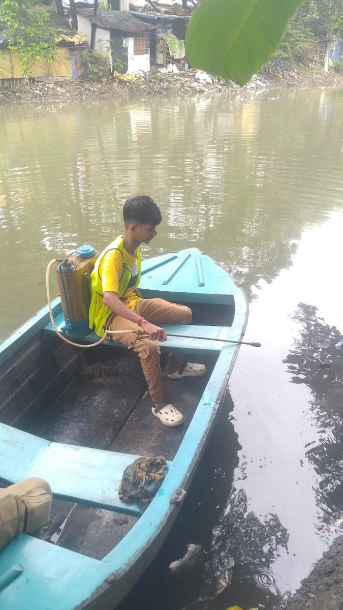 kmc_kolkata's tweet image. A few pictures of Larvicidal Spray being done in various canals across the city for mosquito control.

#VectorControlByKMC #KMConDuty