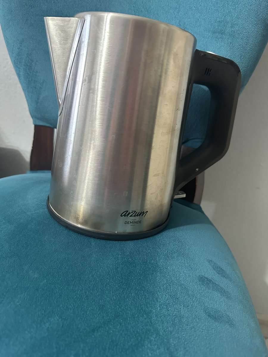 sevcan1987's tweet photo. #arzum  pişmanlıktır 2 tane çay makinesini tamir için yetkili servise gönderdim ama evde denediğimde sigortamı attırdı ayrıca bi ürünümde ciddi sıkıntı yaşattılar yok eski parçayım dediler sonra parçayı buldular size sıfır parça vericez dediler benim eski çaycımın kulbunu taktı https://t.co/wl9Afe5Yxp