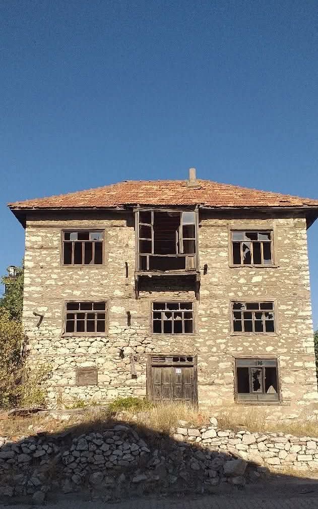 İlmin ilk mertebesi haddini bilmektir